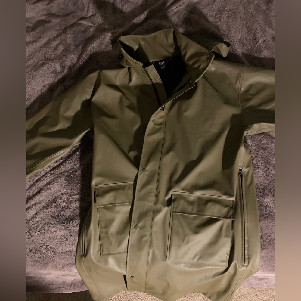 Olive rain coat (L)